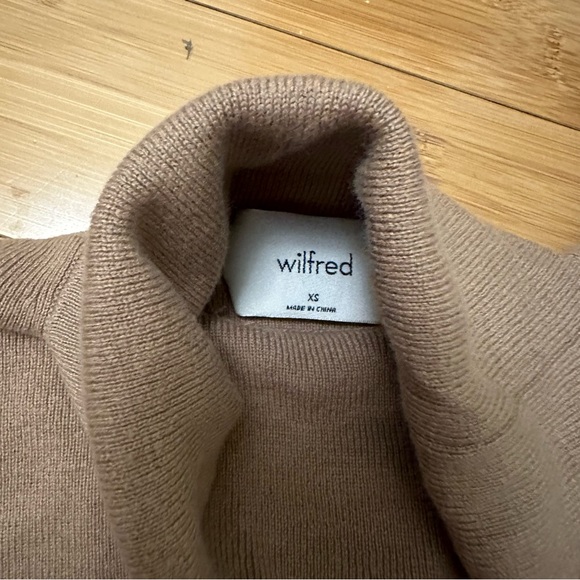 Aritzia turtleneck - Picture 2 of 3